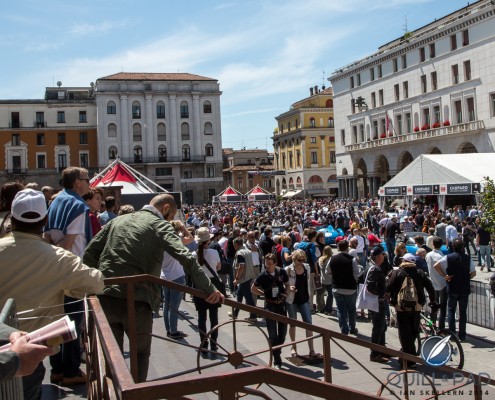 Mille_Miglia_Brescia_1255 All of the cars pass through the Piazza della Vittoria in Brescia. The Mille Migla starts from near here