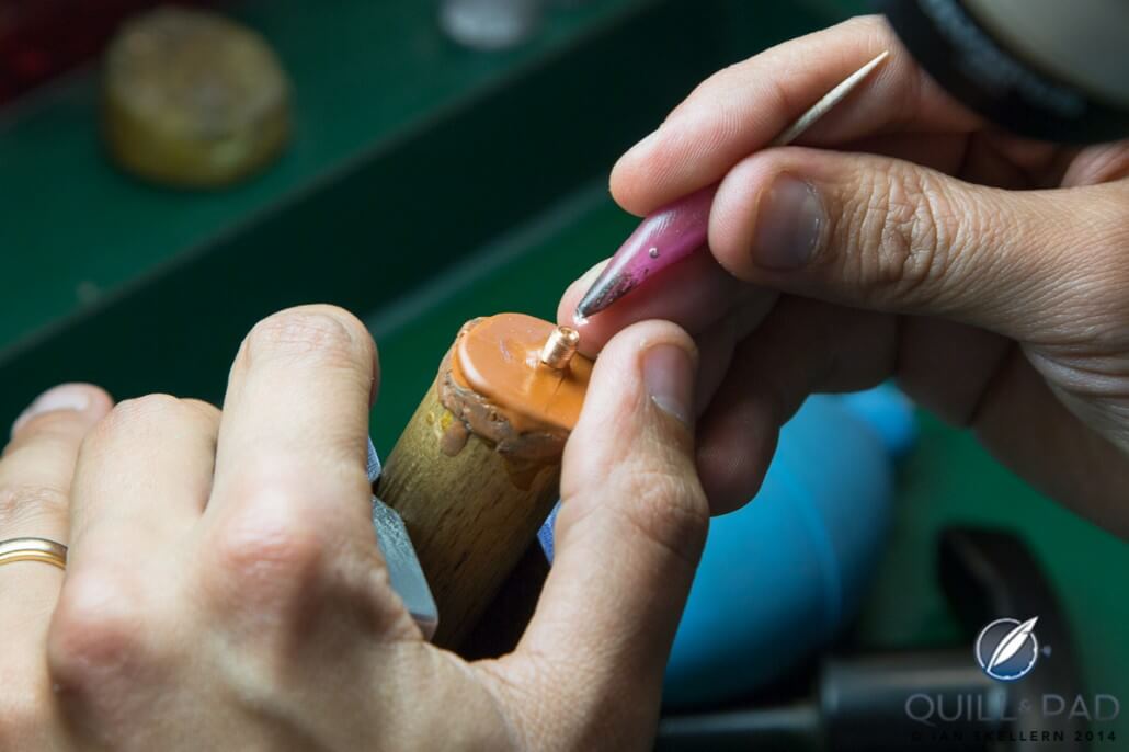 Setting a diamond into a component of the R822 calibre buckle