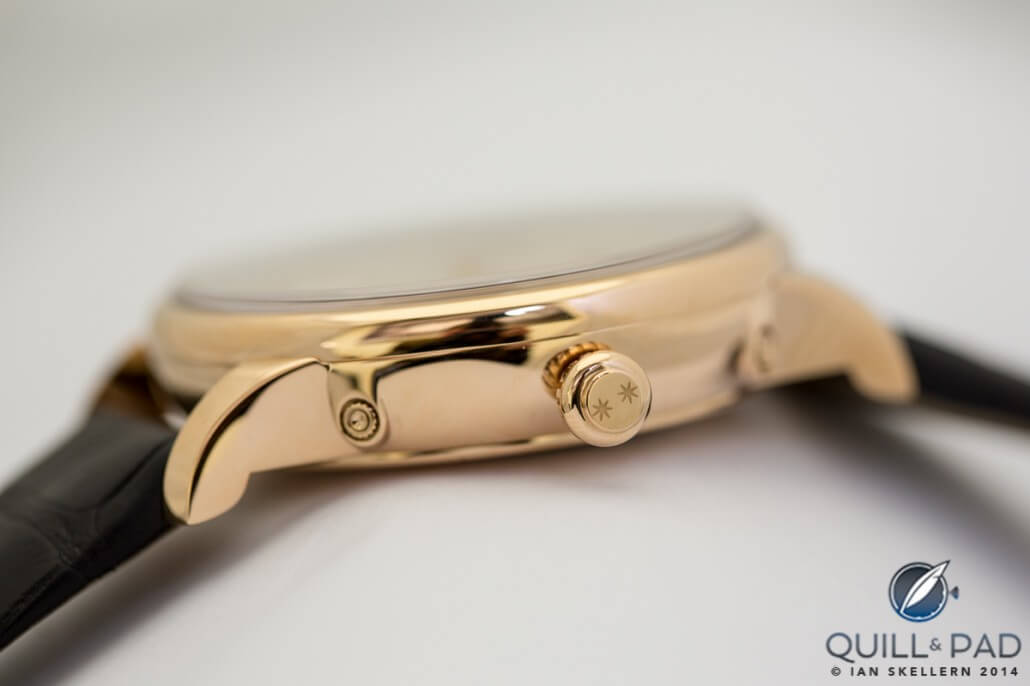 Jaquet Droz's motif comprising two little stars is found on the crown and buckle