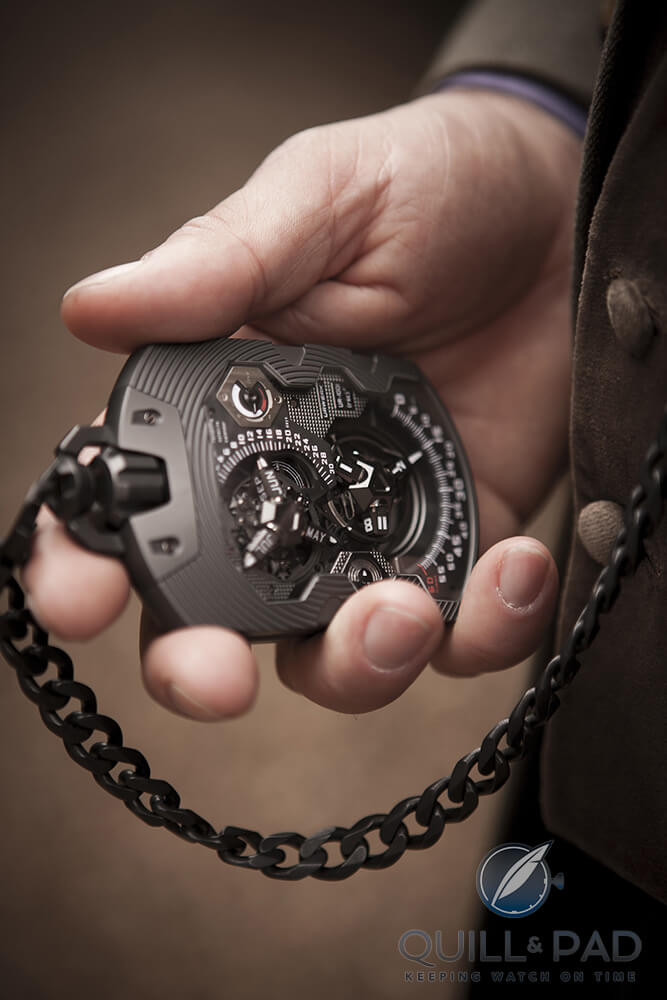 Urwerk UR-1001 Zeit Device in the hand