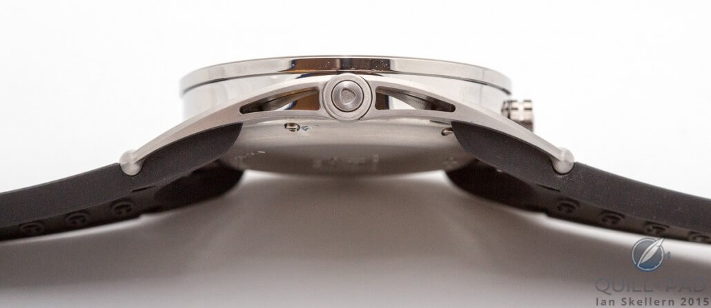 De Bethune DB28 GS: the floating lugs pivot very comfortably from the center of the case band