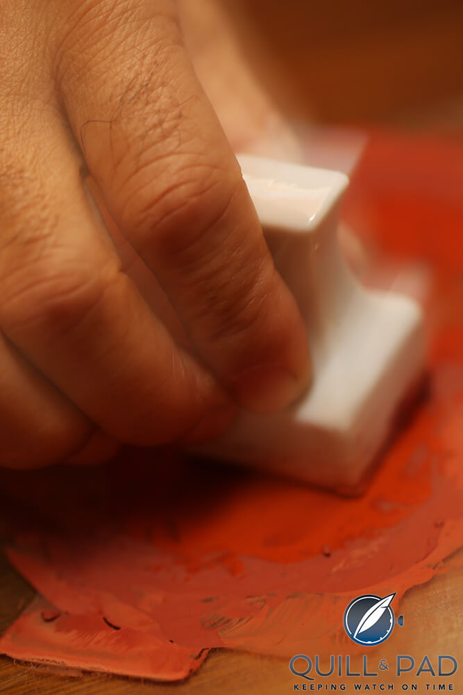4.Hermes_Koma-Kurabe_Akae-preparation Grinding the colored powder to make paint for the Hermès Koma Kurabe dials