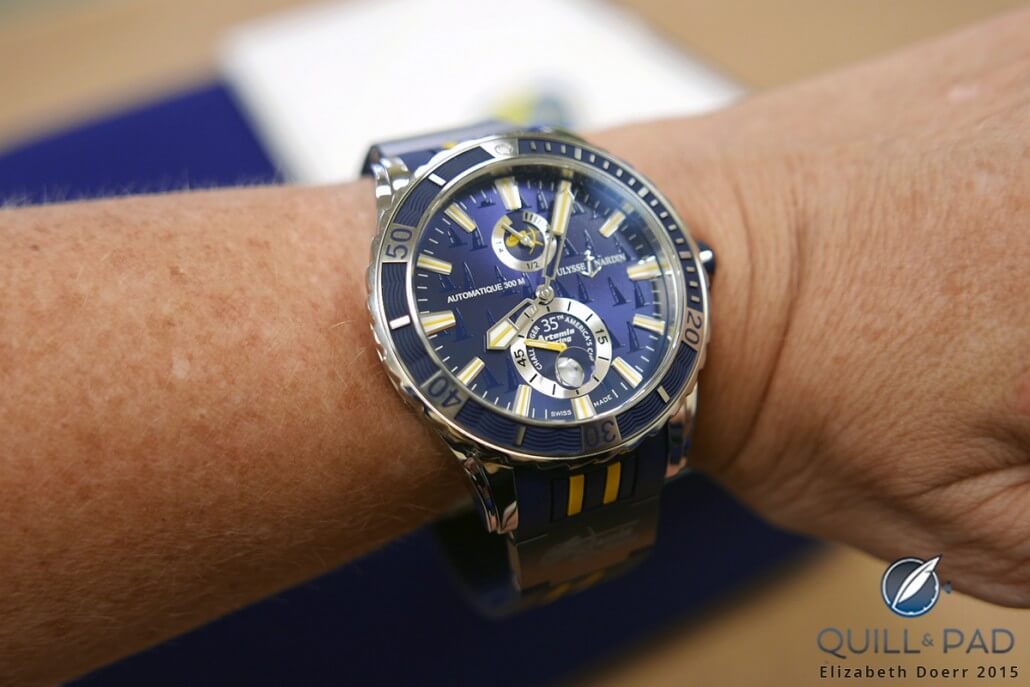 The light reflections on the deep blue dial reveal the embossed little sailboats on the Ulysse Nardin Marine Diver Artemis Racing