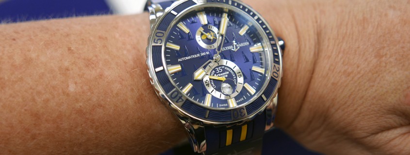 The light reflections on the deep blue dial reveal the embossed little sailboats on the Ulysse Nardin Marine Diver Artemis Racing
