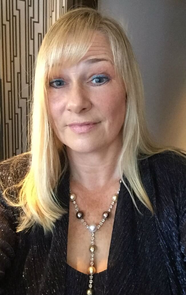 The beautiful Chopard necklace now with the correct glamorous evening clothes