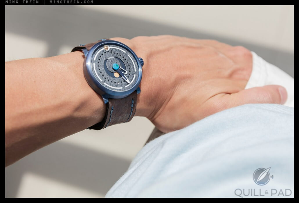 The unique color of this Ochs und Junior case was achieved by a medical implant company coating it with DLC – which was even able to match an exact Pantone color