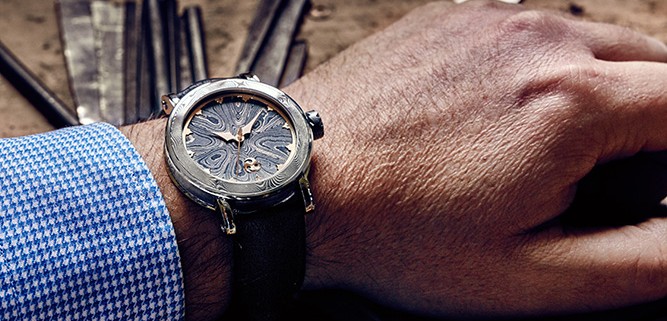 A wristshot of the GoS Winter Nights against the backdrop of Johan Gustafsson’s assembly bench (photo courtesy Björn Dahlgren)