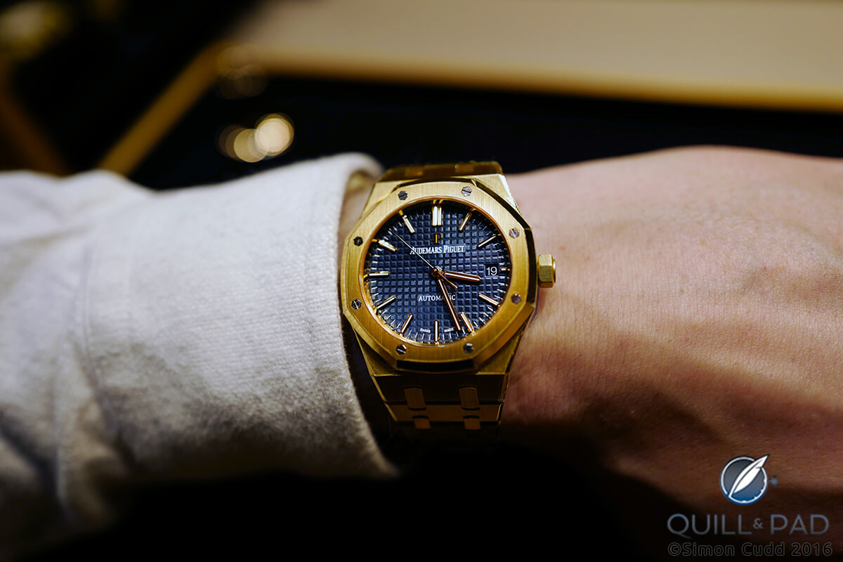 Audemars Piguet Royal Oak Selfwinding in yellow gold wristshot