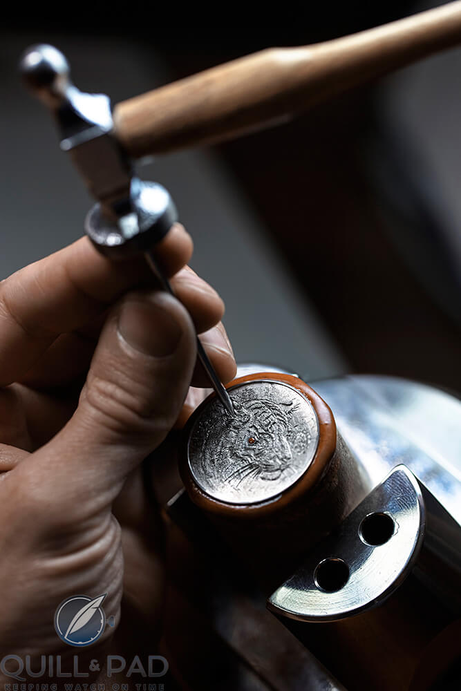 Engraving the dial of the Hermès Arceau Tigre Email Ombrant