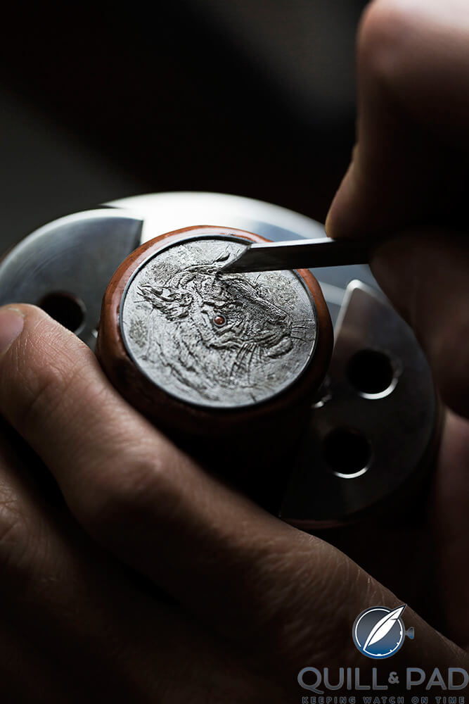 Engraving the dial of the Hermès Arceau Tigre Email Ombrant
