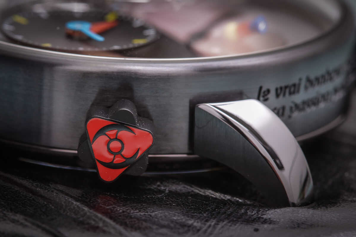 Even the crowns of LM1 Silberstein blend the worlds of both creators: a Silberstein triangle and primary red color with MB&F's battle-axe icon