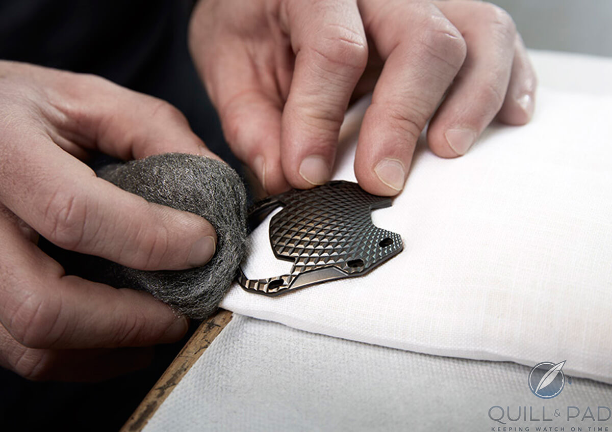 The patina of the bronze bezel of the Urwerk UR-105 T-Rex is the result of considerable hand finishing