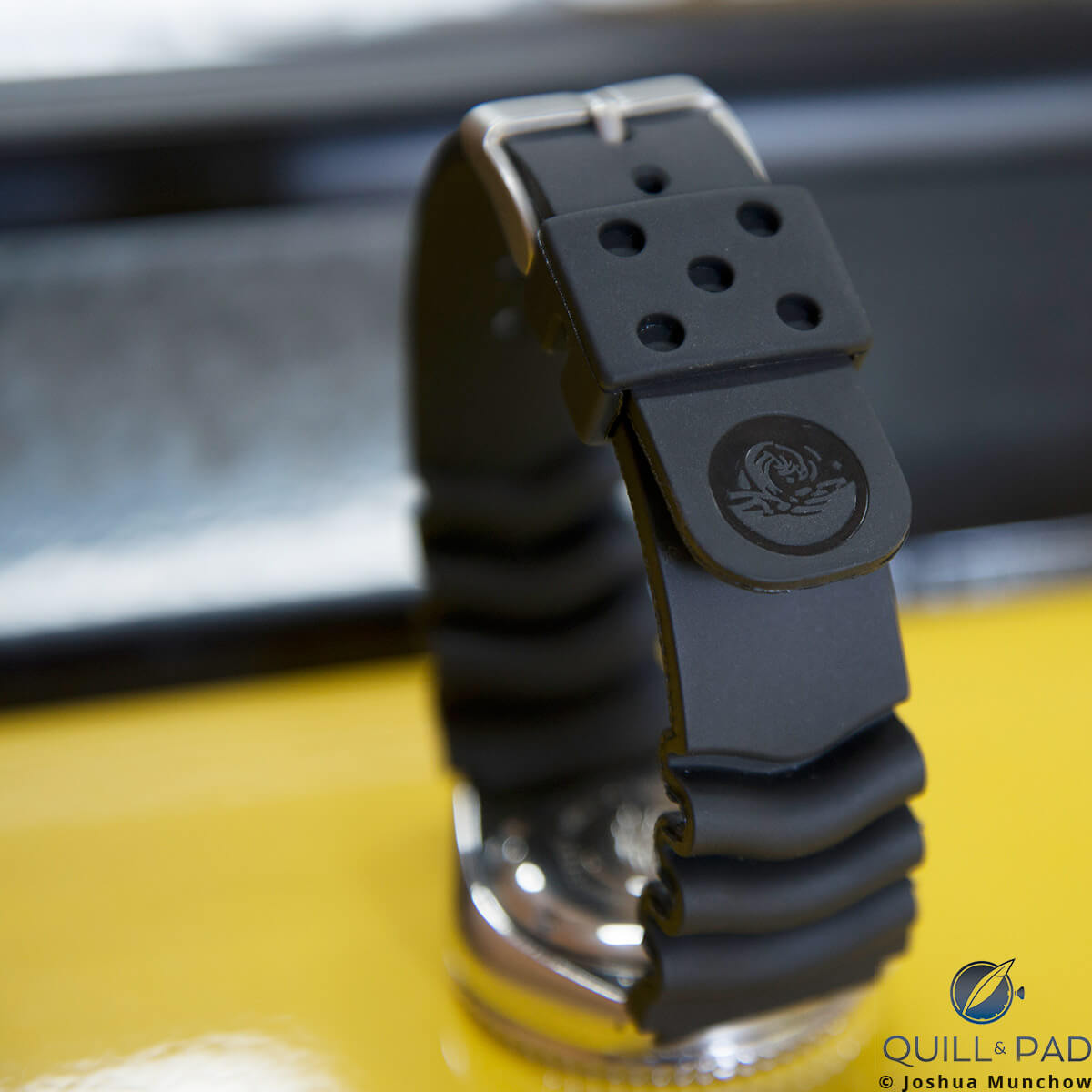 Thick rubber strap of the Seiko 7002 Diver