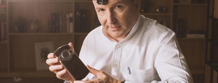 Kari Voutilainen with a 8848 Ti M3 mobile phone with a special SIM card cover