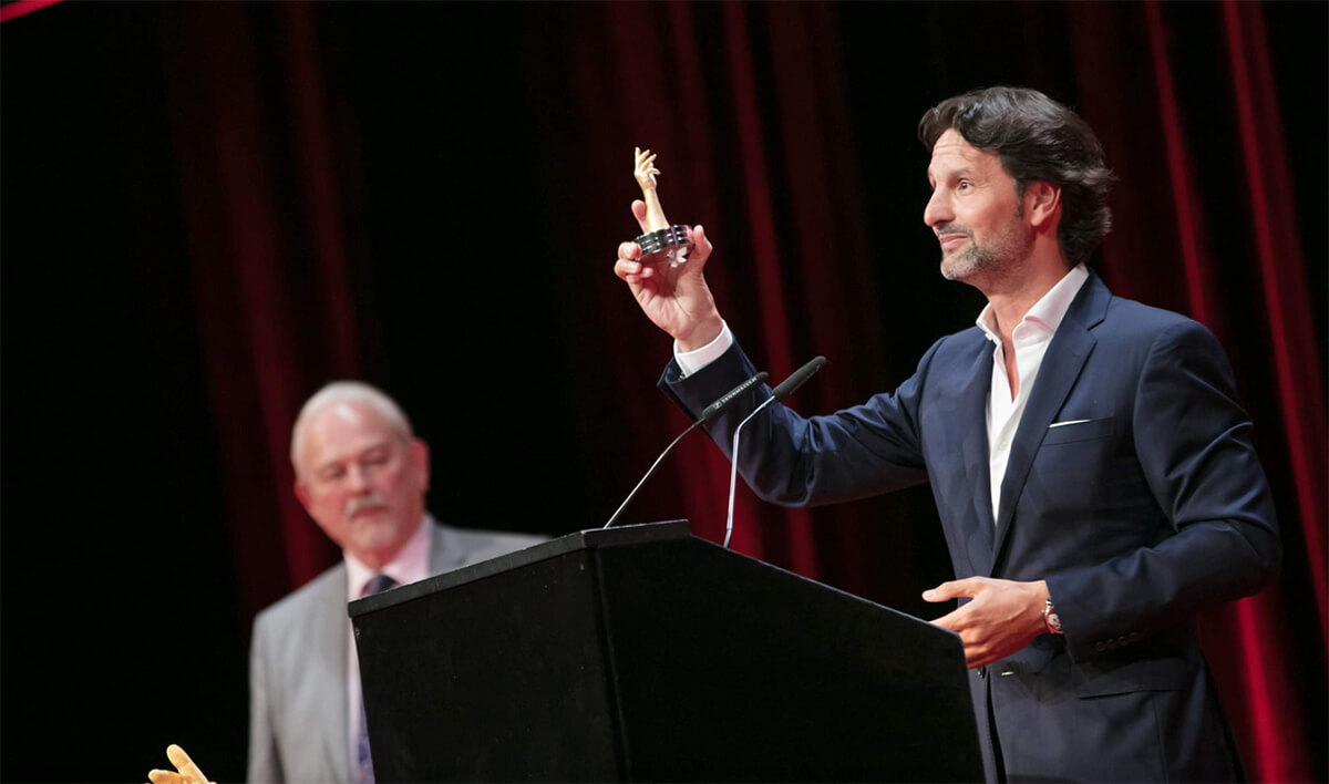 MB&F's Maximilian Büsser accepting the prize for Best Calendar Watch at the 2016 Grand Prix d’Horlogerie de Genève (photos courtesy Grégory Maillot/www.point-of-views.ch)