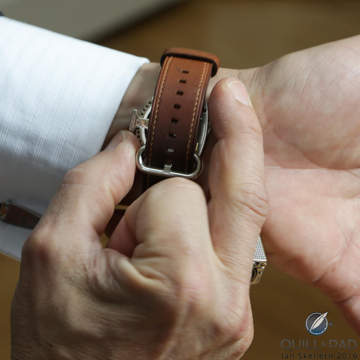 One-handed operation of the Roland Iten RWC11 symmetrically adjustable watch clasp