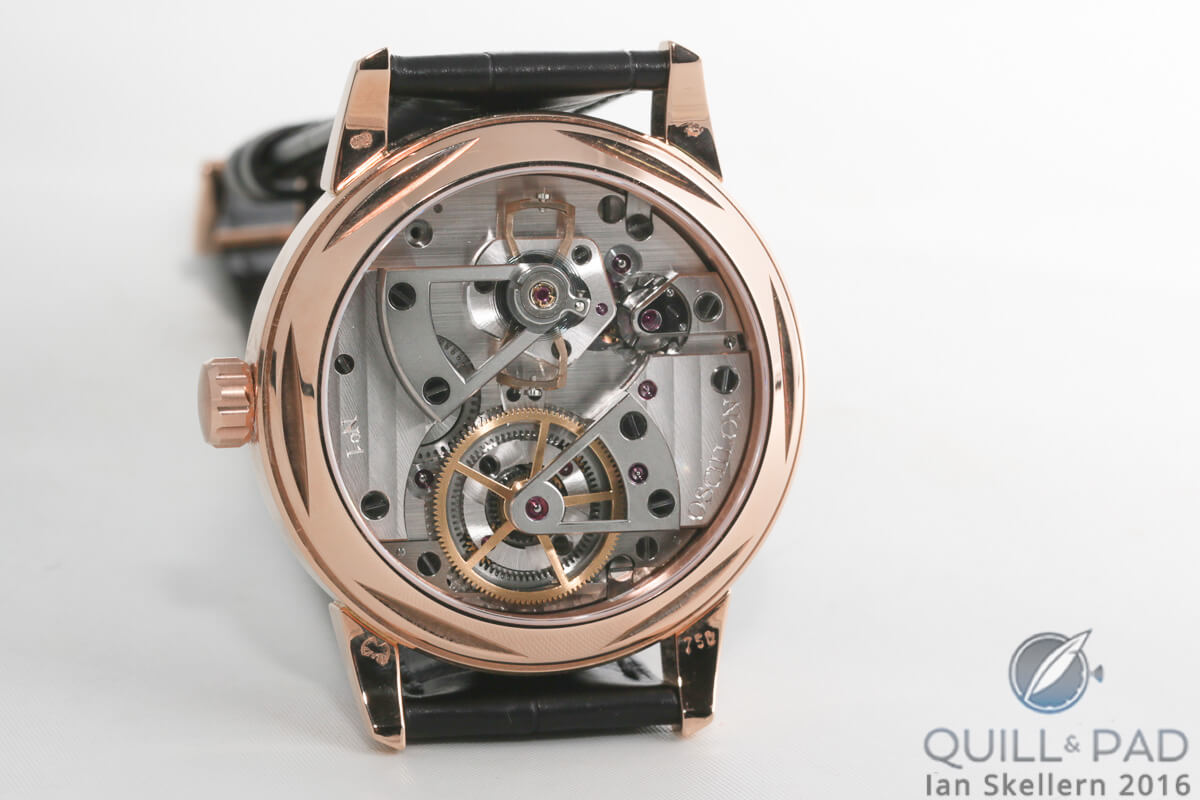 The distinctive movement of the Oscillon l’Instant de Vérité is visible through the display back