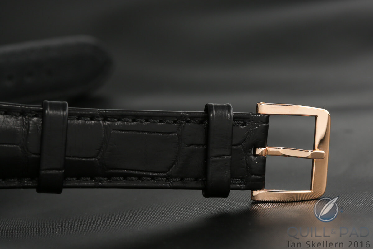 Even the buckle of the Oscillon l’Instant de Vérité is hand made