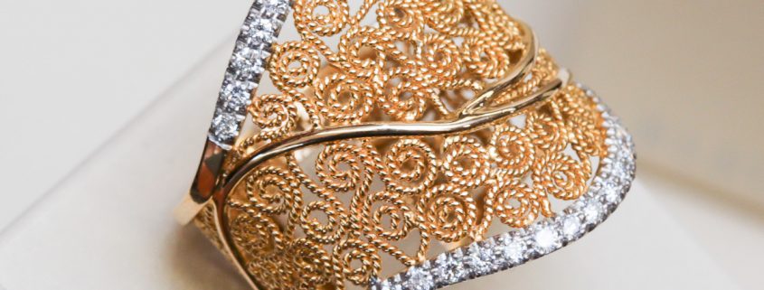 This ring from Eleuterio’s Heritage collection really displays the intricate filigree wire