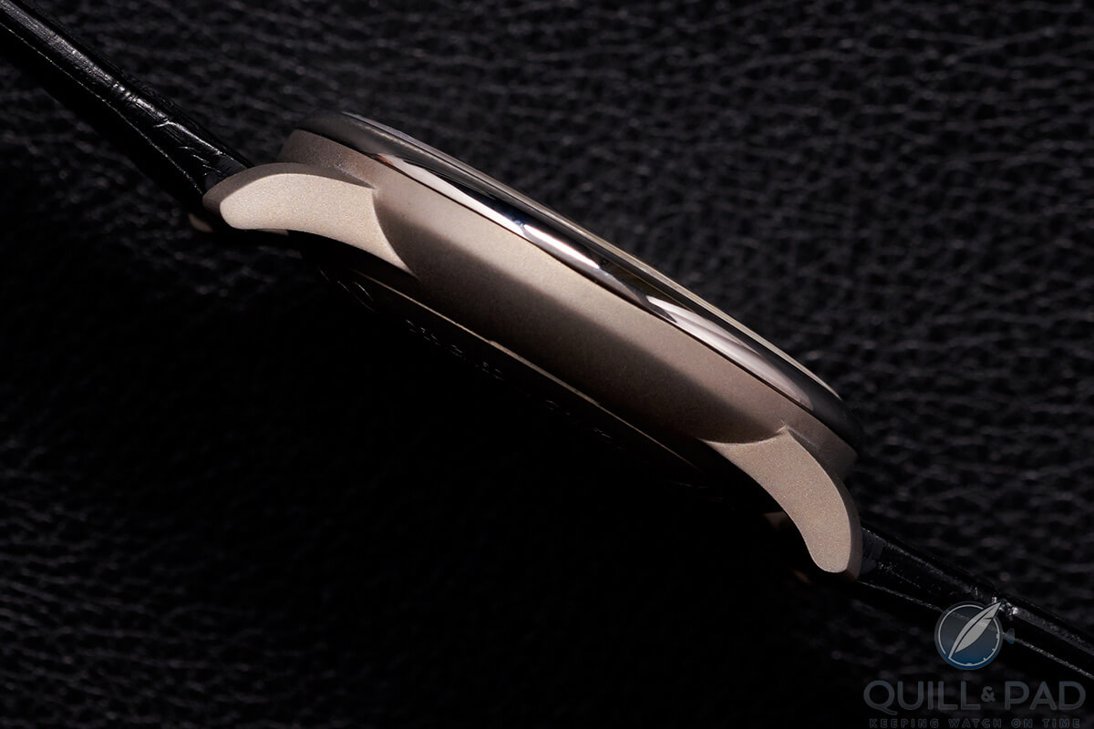 Smooth lines of the caseband and lugs of the Icon 4x4 Duesy
