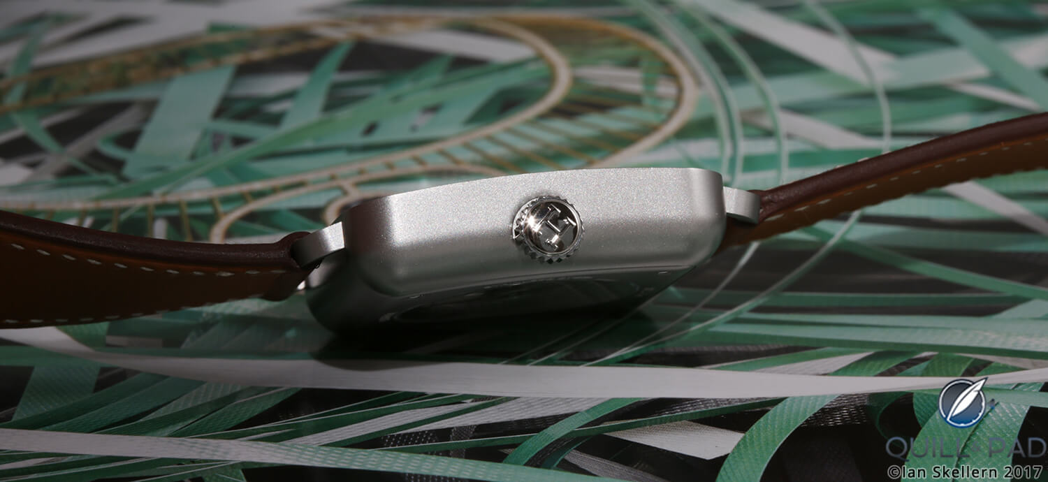 Profile view of the curved case of the Hermès Carré H