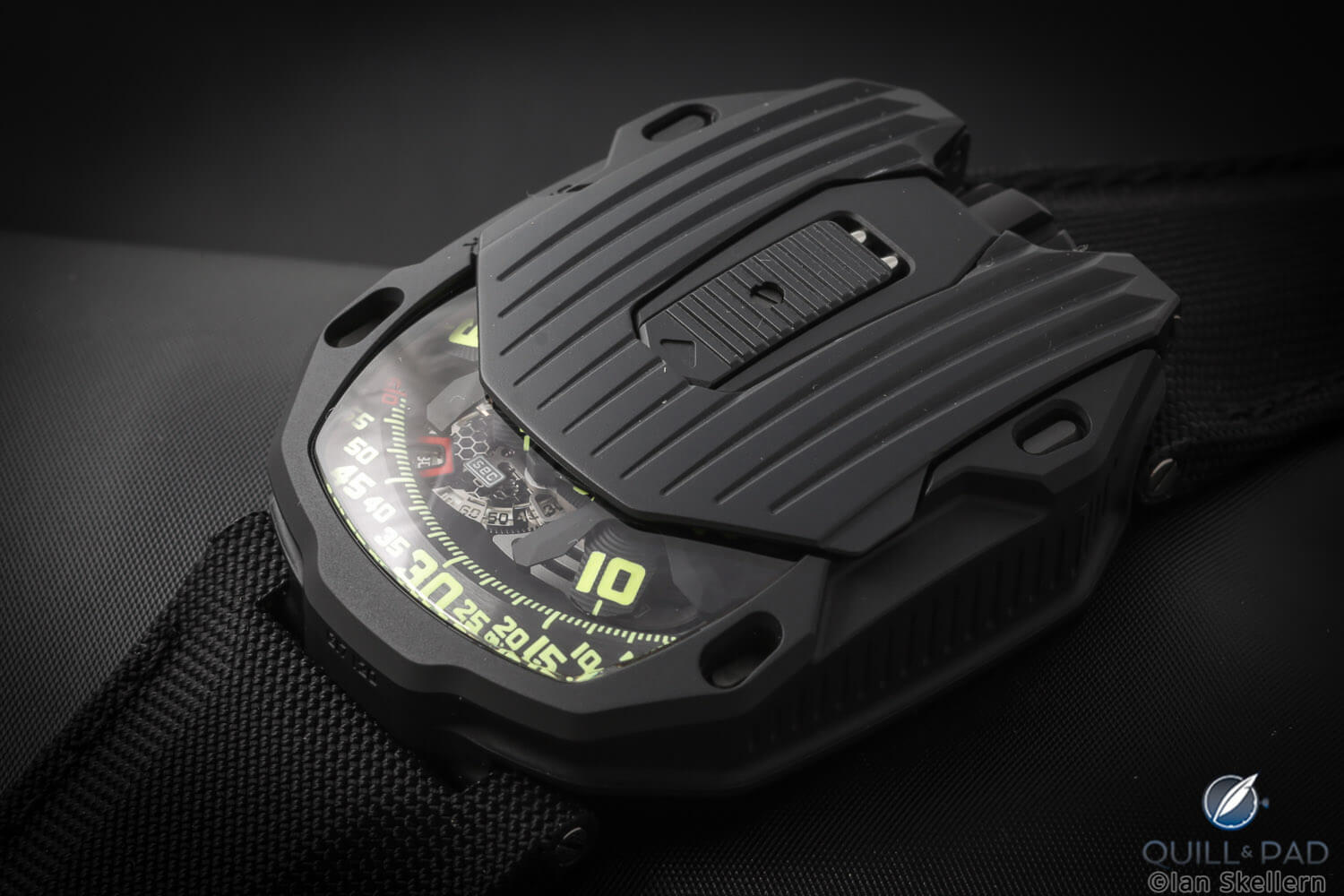 Urwerk UR-105 CT Black with cover closed