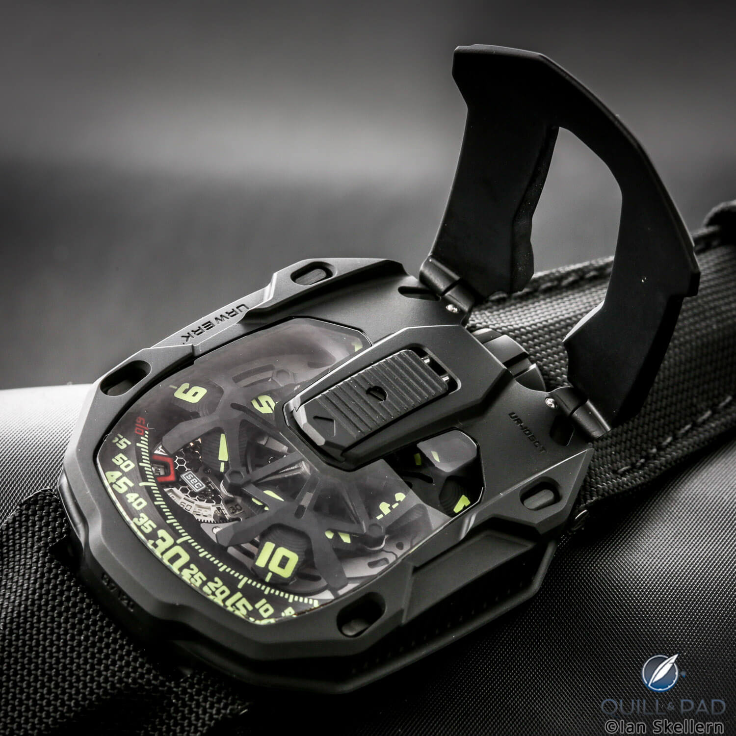 Urwerk UR-105 CT Black with cover open