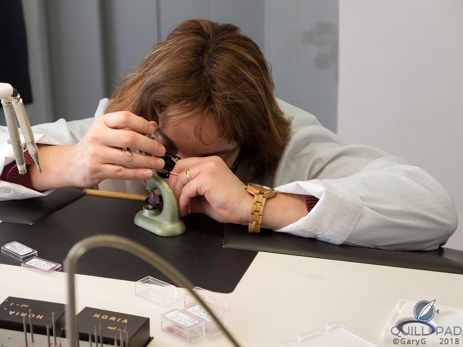 Don’t I know you? Setting gold beads in a Starry Sky dial at De Bethune