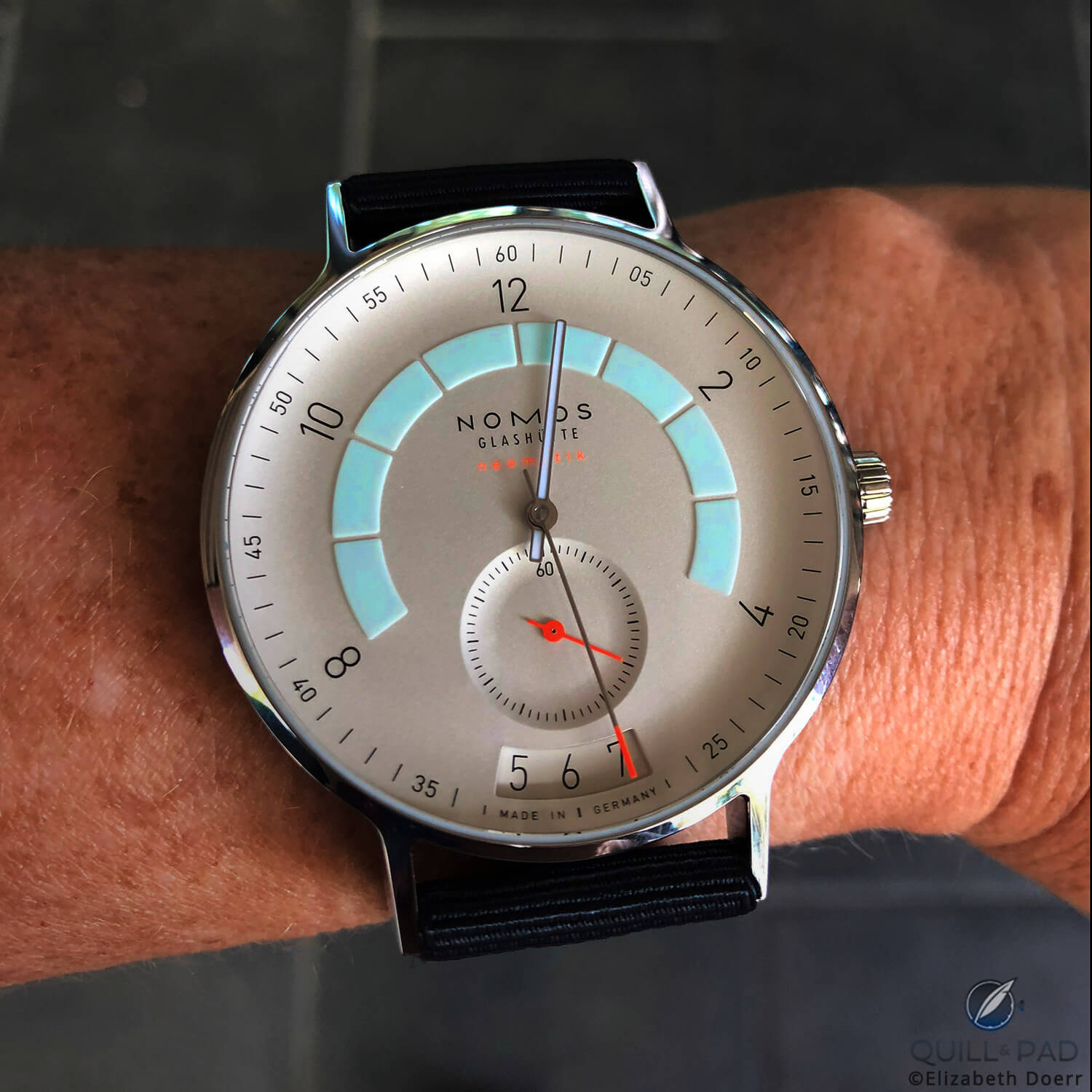 The lights only start to go down and the lume already starts to come up: Nomos Glashütte Autobahn, what a sleeper