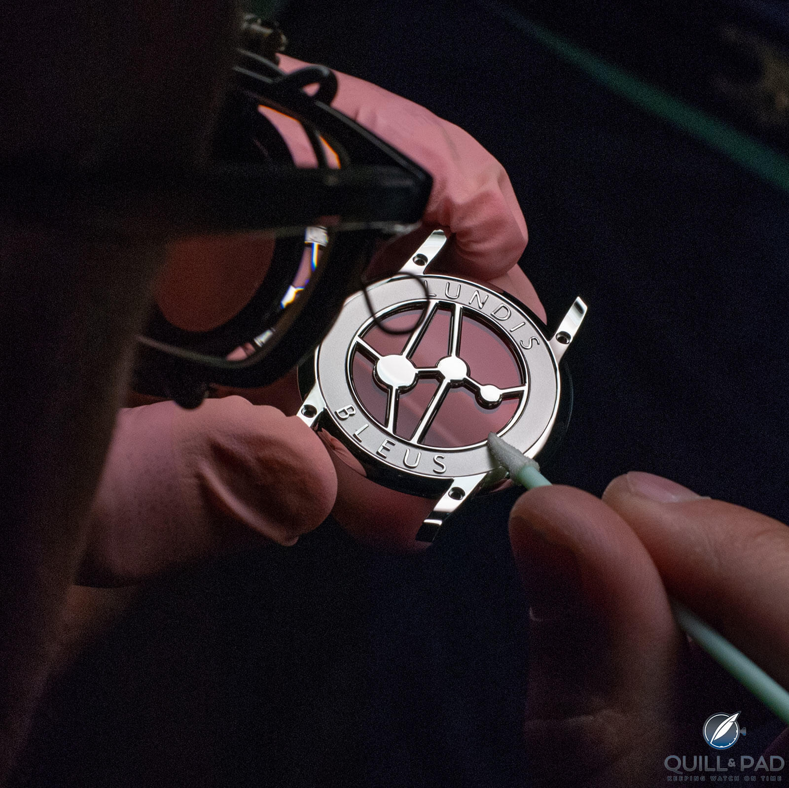 Relief engraved 'Lundis Bleus' around the caseback bezel