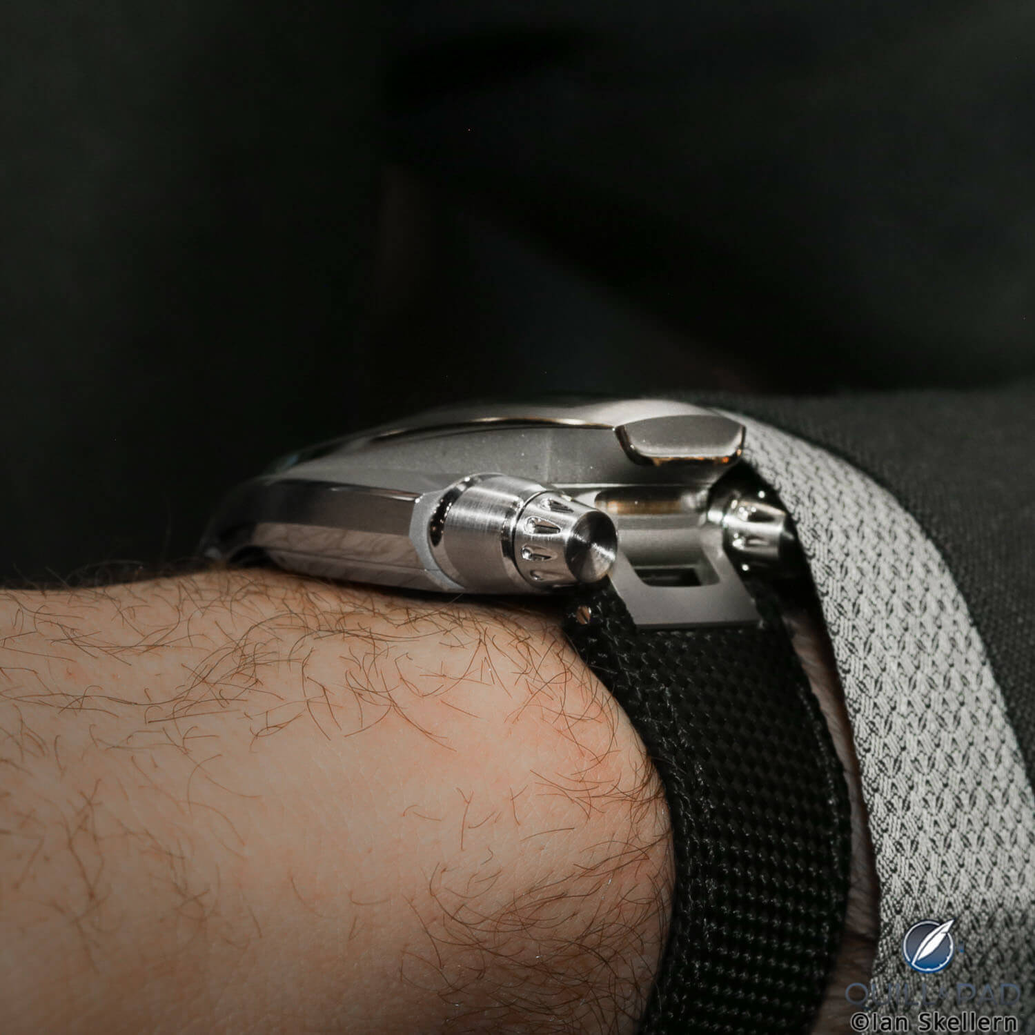 Phenomen Axiom on the wrist