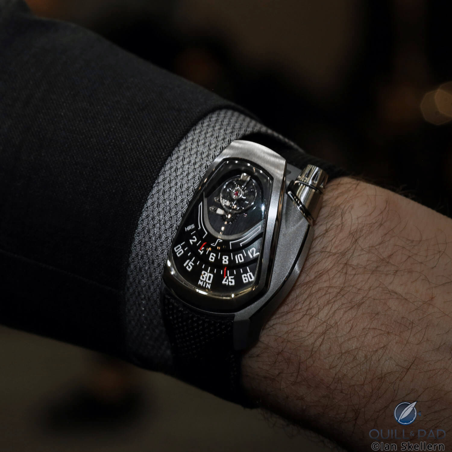 Phenomen Axiom on the wrist